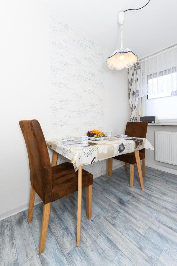 Ferienwohnung Im Haus Weinstock Esens Exterior foto